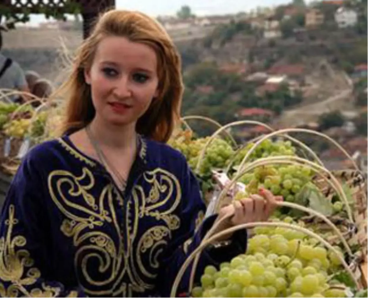 Bağ Bozumu Şenliği\'nde Üzümler ve Güzeller Yarıştı