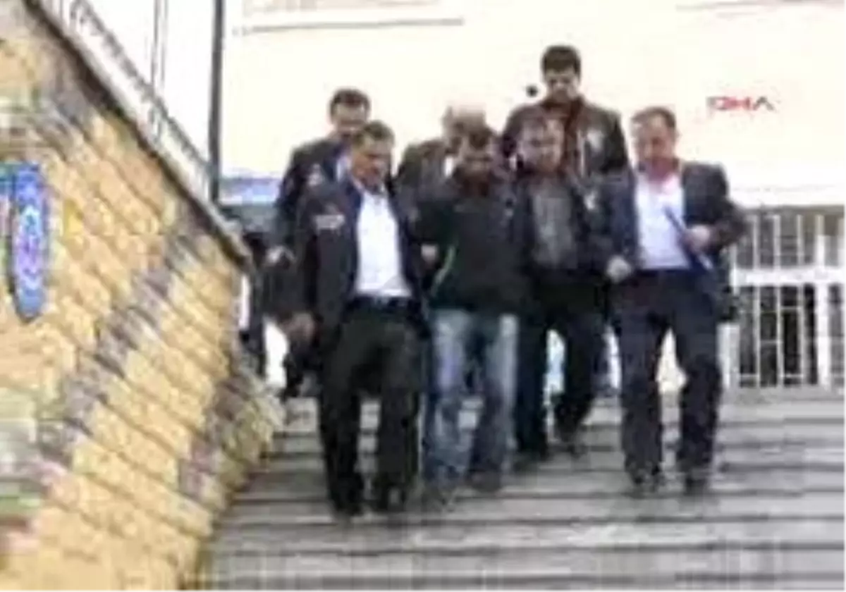 Cinayet Zanlısı Cenazeye De Katılmış