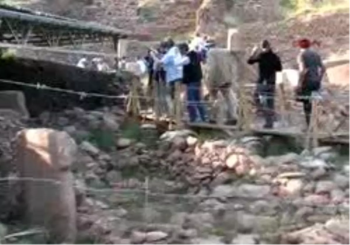 Şanlıurfa(Özel)Yeni Bulunan 9 Bin Yıllık Heykel Kayboldu
Özel