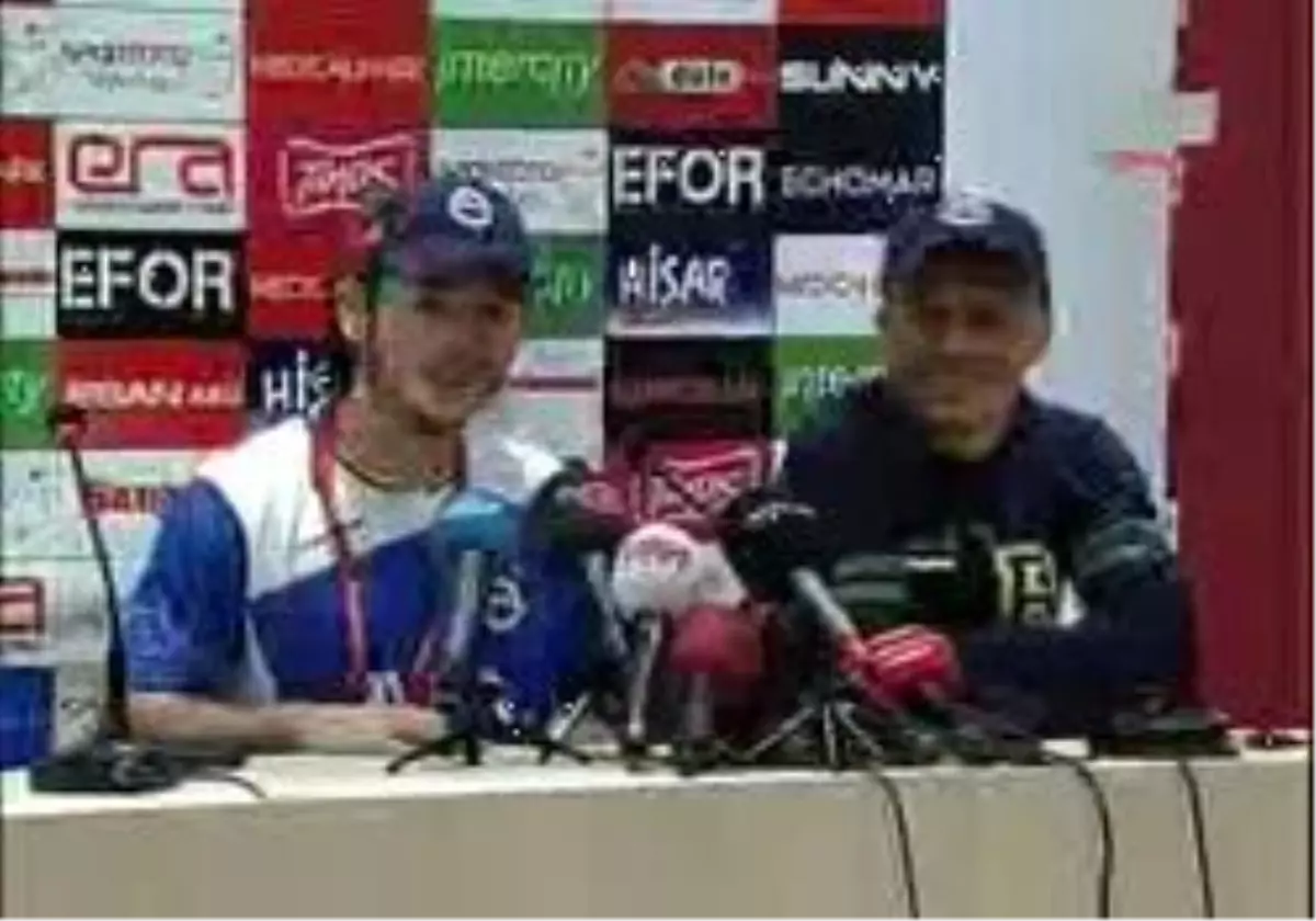 Galatasaraylı Taraftarlardan Metin Oktay\'ın Anısına Özel Gece... (2)
Geceye, Fenerbahçe Kulübü Eski Başkanlarından Faruk Ilgaz\'ın Yanı Sıra Galatasaray Ve Futbol Camiasının Önde Gelen İsimleri De Katıldı