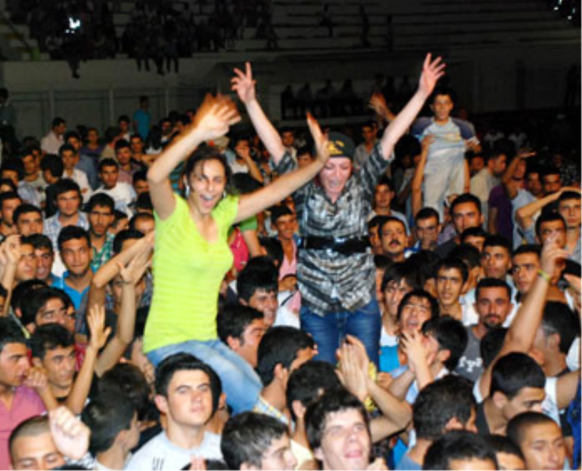 Şanlıurfa\'da Mustafa Sandal Konserinde Bıçaklı Kavga