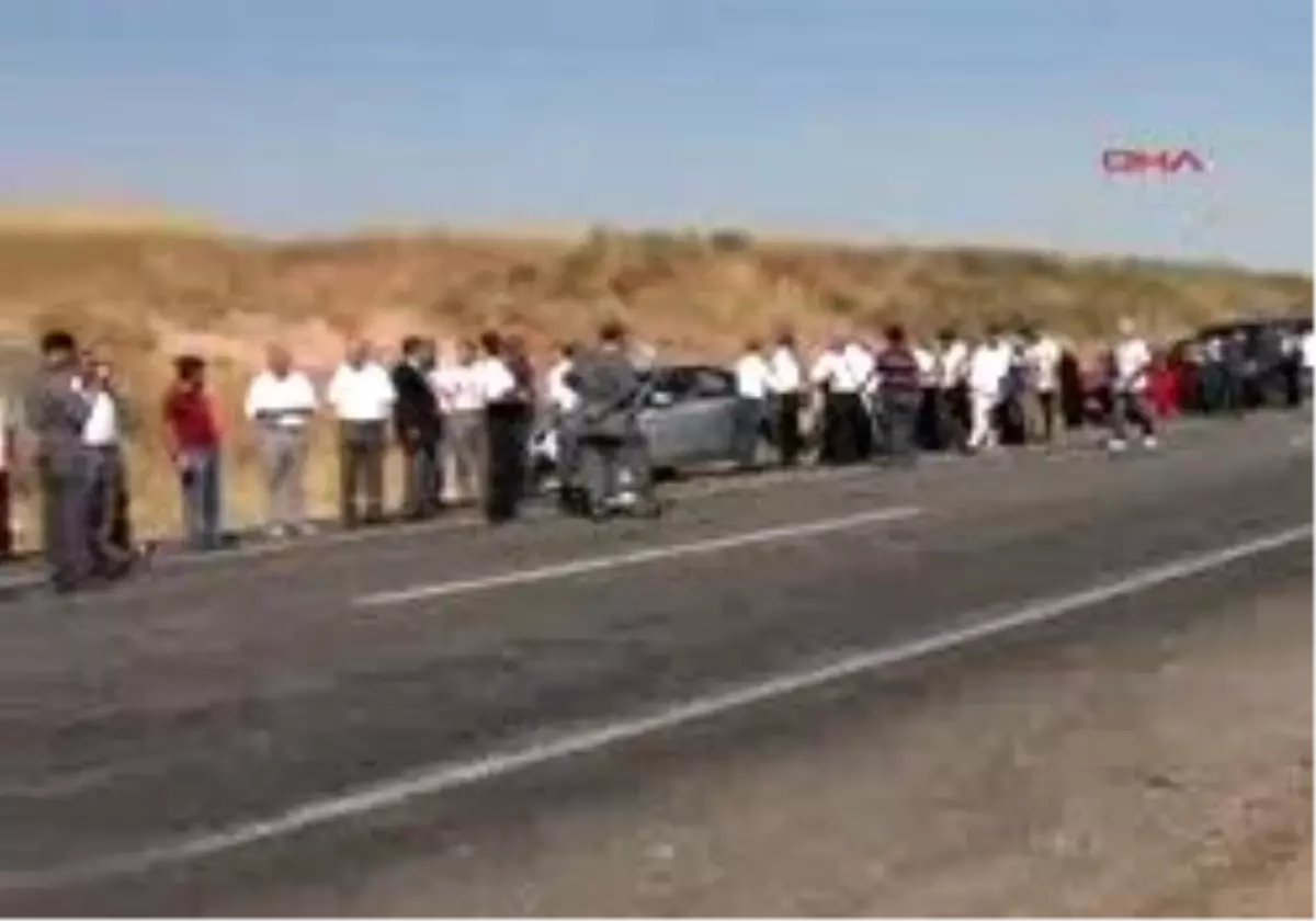 Batman - Diyarbakır-Batman Karayolunda Oturma Eylemi
Anız Yangınları Ve Mucurun Neden Olduğu Kazada 3 Kişi Ölmüştü