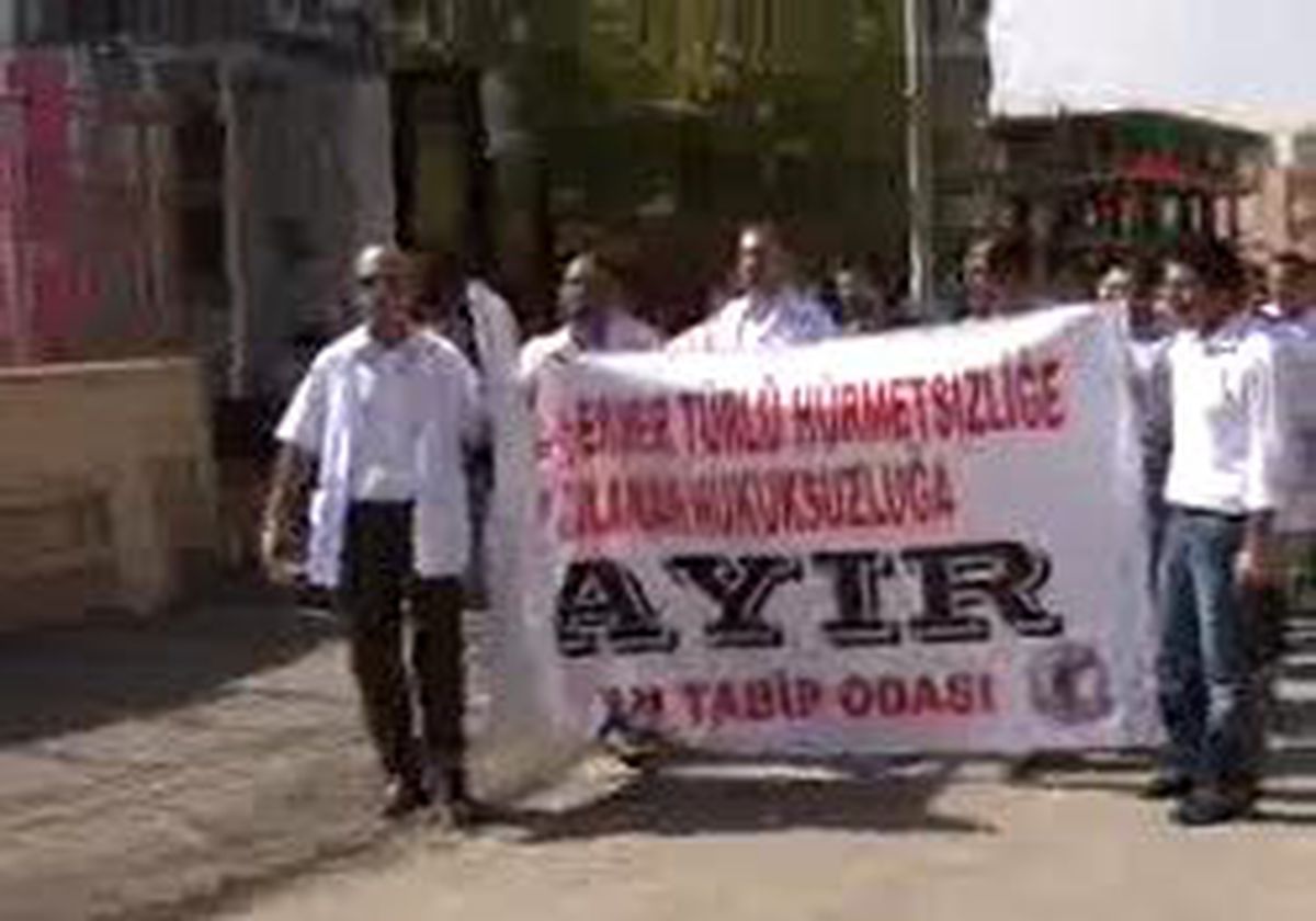 Batman İlaç Yolsuzluğunda Adliyeye Çıkartılan 7 Doktor Ve 2 Eczacı Tutuklandı