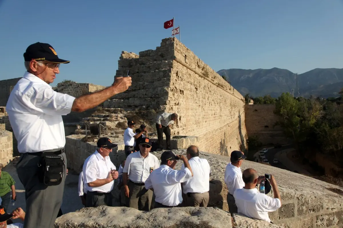 Silah Değil, Kamera Çektiler!