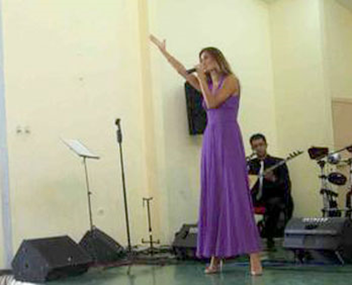 Tuğba Özay Cezaevinde Konser Verdi