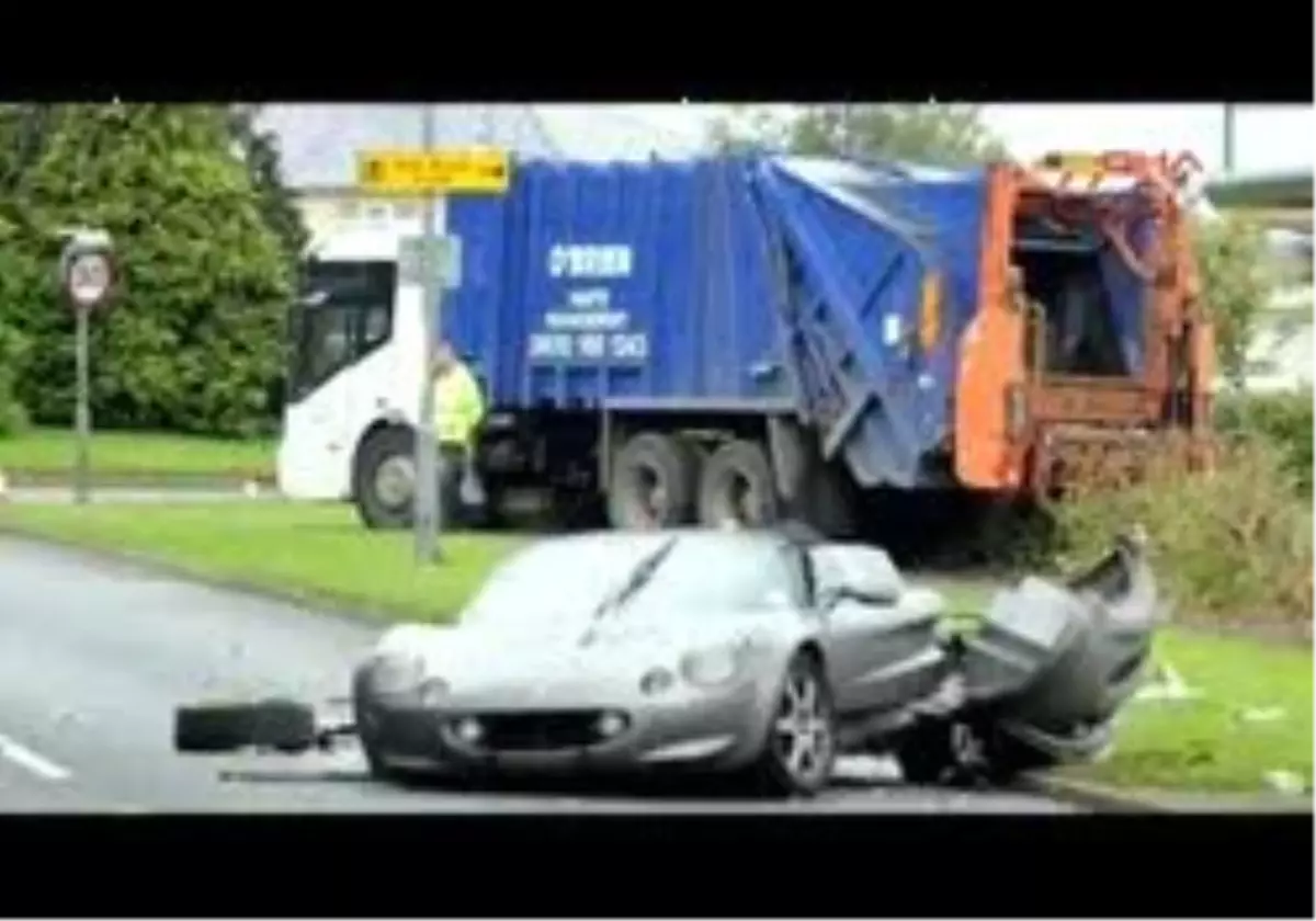 Çöp Kamyonu İle Çarpıştı, Bu Hale Geldi