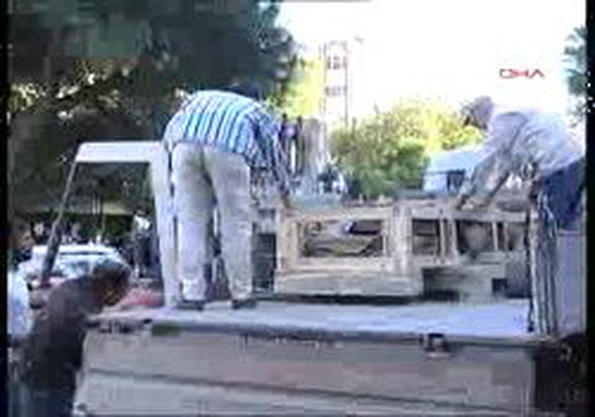 İzmir2tarihi Esere Hava Operasyonu
İzmir´ İn Bergama İlçesi´Nde Definecilerin Soyduğu Tümülüsün Taş Kapısı Film Gibi Operasyonla Kurtarıldı