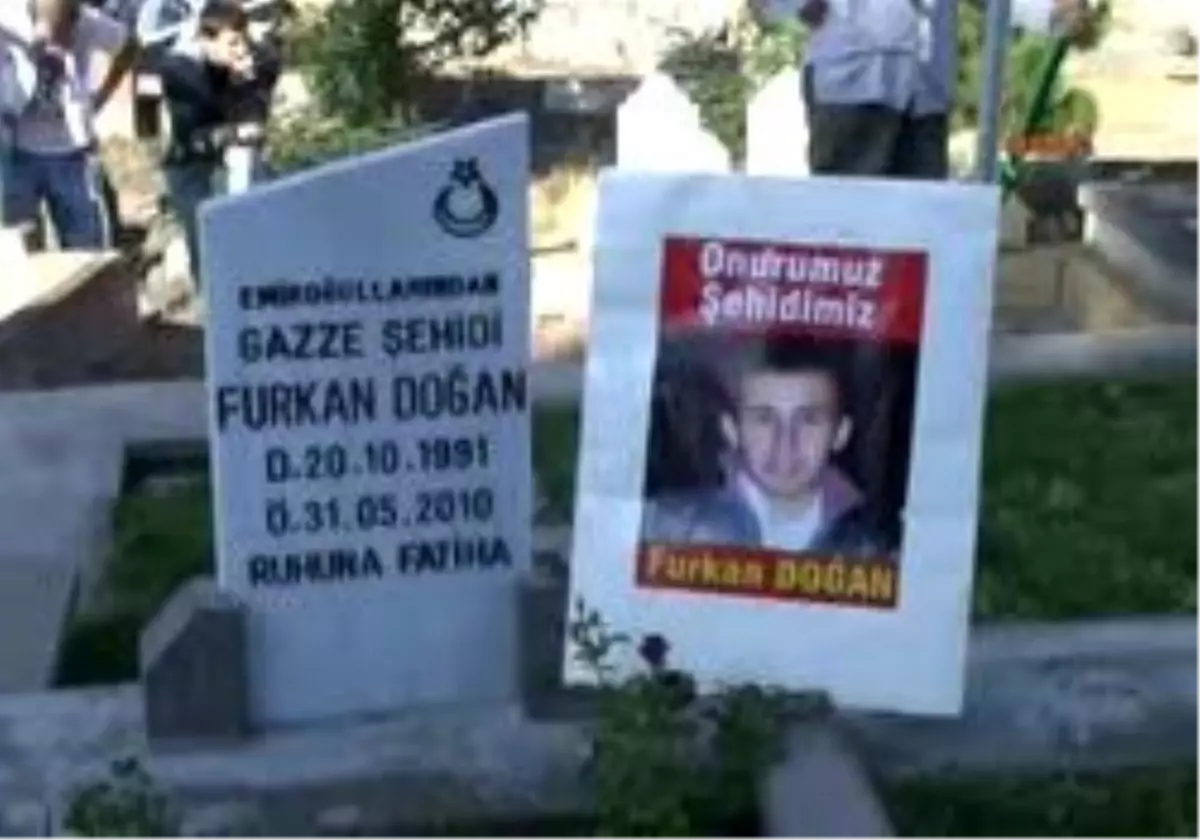 Kayseri-Gazze Konvoyu Furkan Doğan´In Mezarını Ziyare Etti