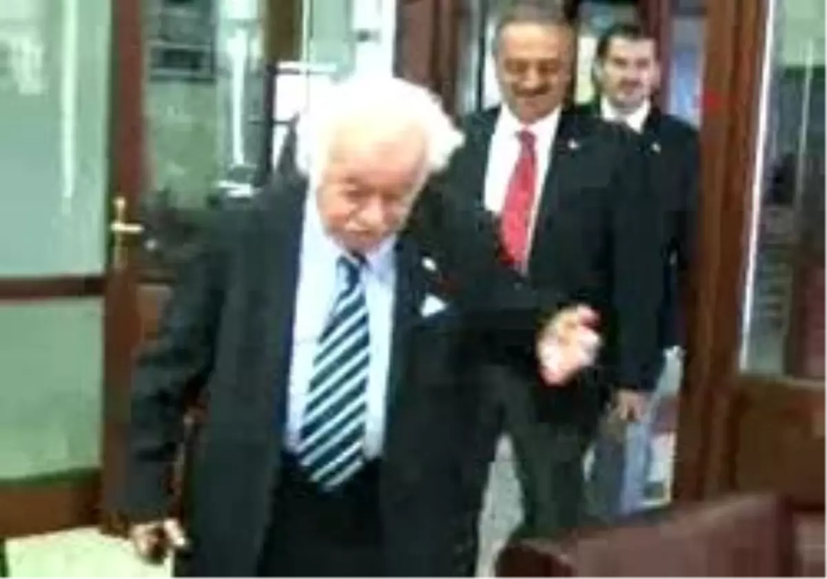 Rize - Işıkara : "Ecevit Beni Aradı, ?Bu Söylentiler Nedir? Diye Sordu. Kale Almamasını Söyledim "
Deprem Dede Sözlerıne Açıklık Getirdi :