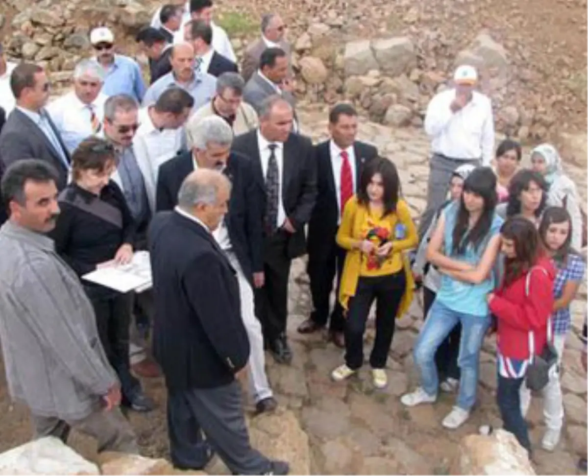 Kerkenes Dağı\'ndaki Antik Demir Çağı Kenti, Öğrenci ve Ziyaretçilere Tanıtıldı
