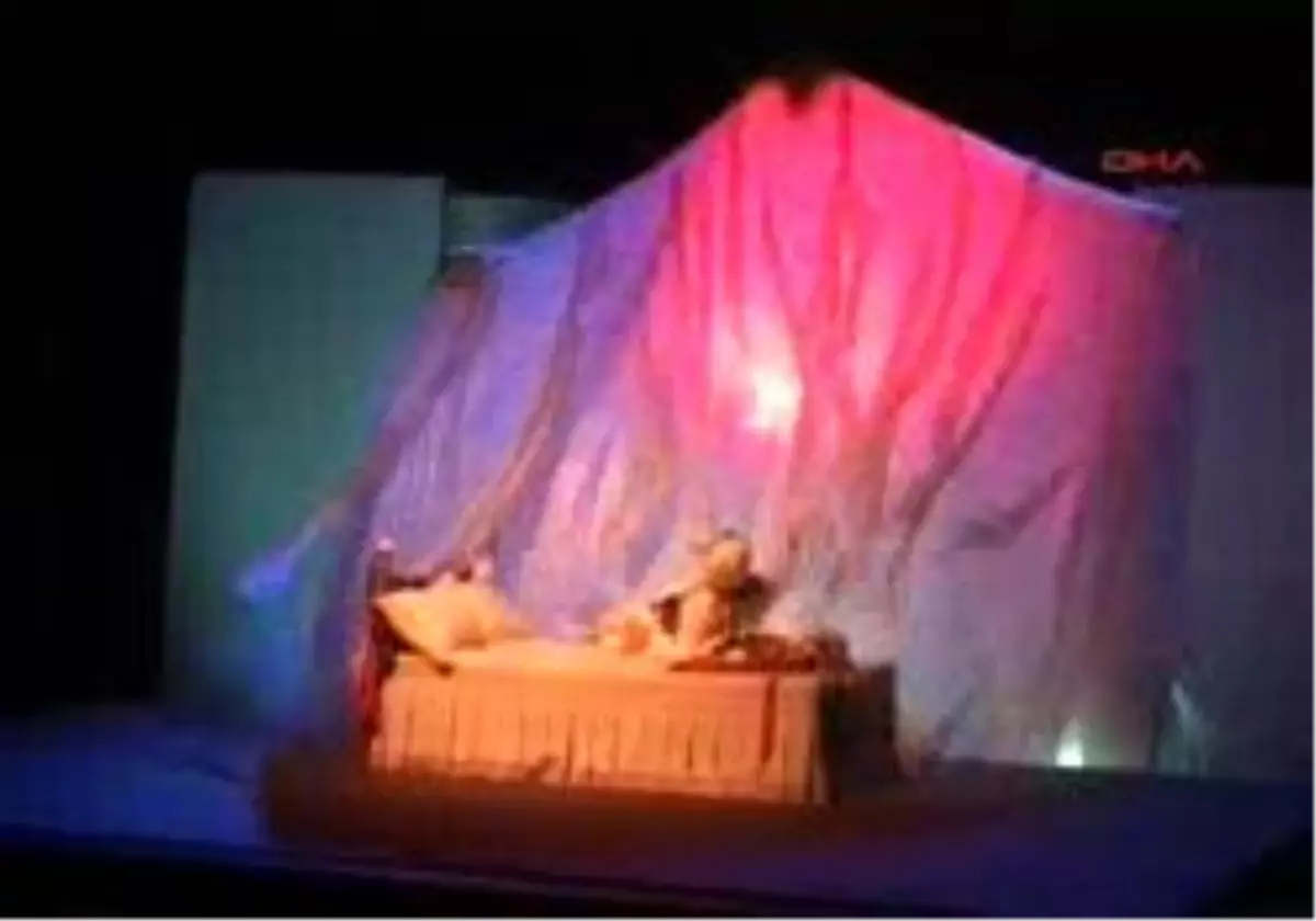 Sivas - Tiyatro Sahnesinde Evlilik Teklifi