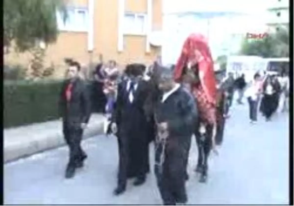 Kırmızı Duvağıyla Ata Binerek Gelin Oldu