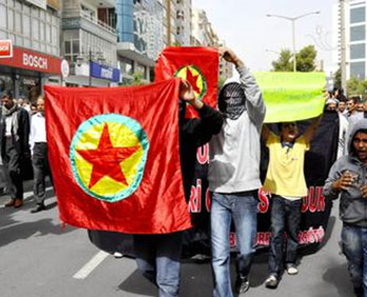 Bdp\'den Öcalan\'lı Tepki Yürüyüşü