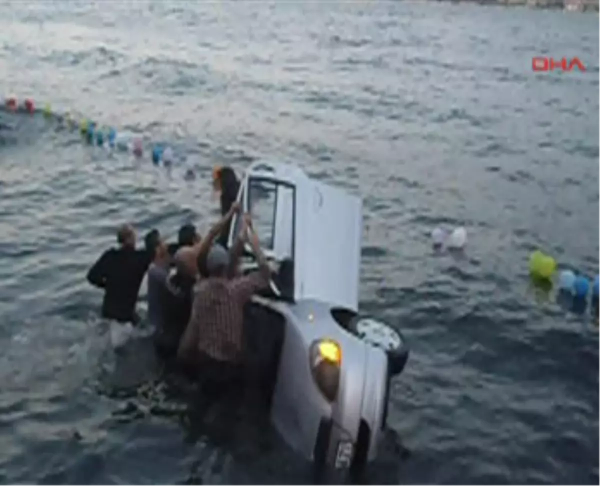 İstanbul Beyoğlu\'nda Otomobil Denize Düştü