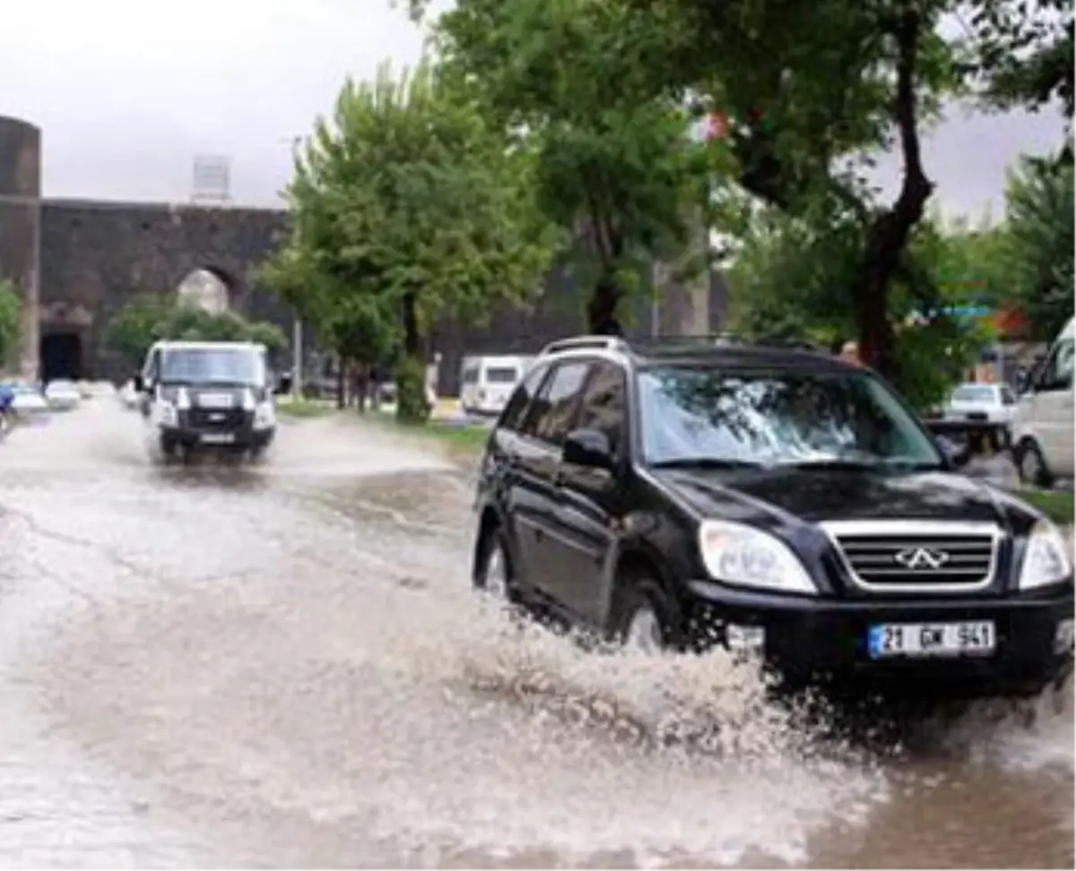 Sağnak Yağış Diyarbakır ve Bingöl\'de Yaşamı Olumsuz Etkiledi