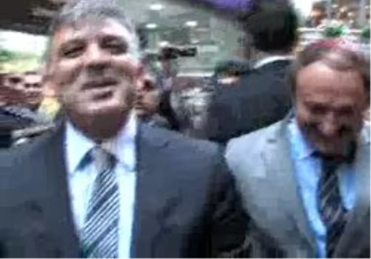 Trabzon Cumhurbaşkanı Gül´E Trabzon´Da Büyük İlgi
*Yaşlı Bir Kadın Boynuna Sarıldığı Gül\'ü İki Yanağından Da Öptü. Çevredeki Çocukları Da Seven Cumhurbaşkanı\'na Bir Vatandaş Bordo - Mavili Trabzonspor Havlusu Hediye Etti