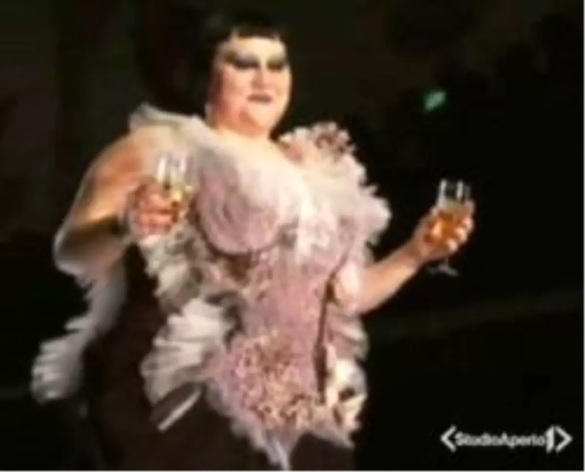 100 Kiloluk Solist Podyumda!