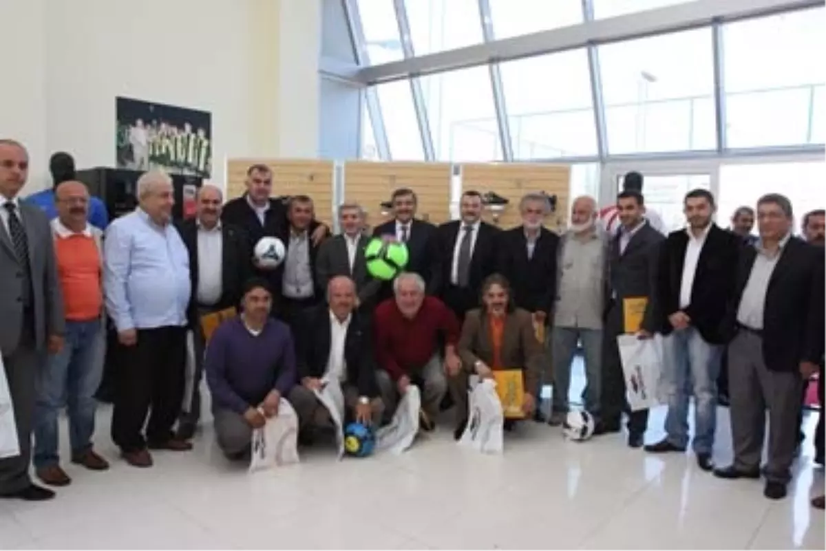 Zeytinburnu Belediyesi\'nden Amatörlere Malzeme Yardımı