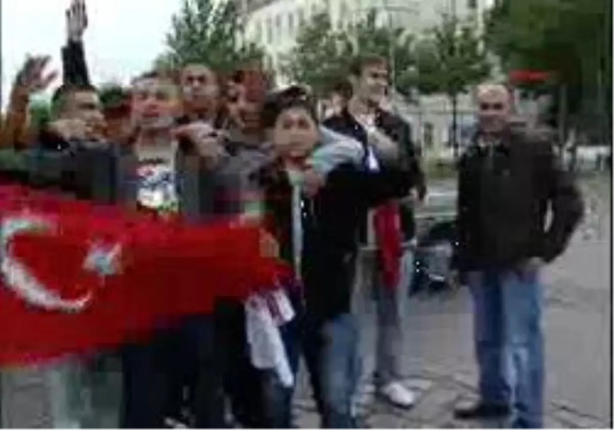 Almanya\'daki Gurbetçileri Milli Heyecan Sardı