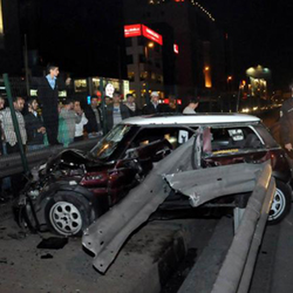 Bariyer Otomobile Ok Gibi Saplandı