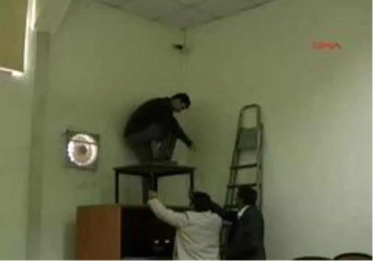 Bu Kez De Kameralar Pembe Bezlerle Kapatıldı
