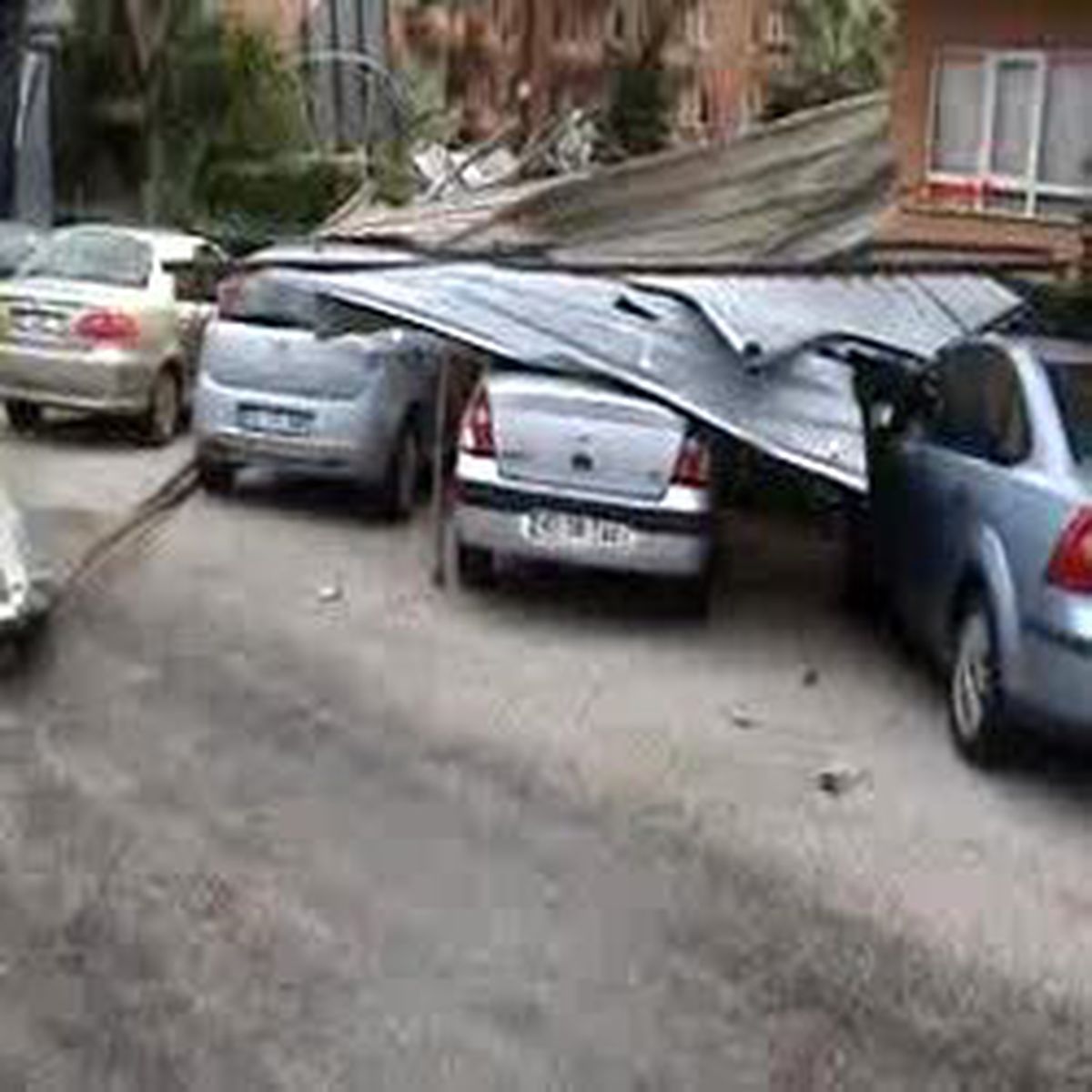 Alanya - Hortum, Halı Sahanın Çatısını Uçurdu
