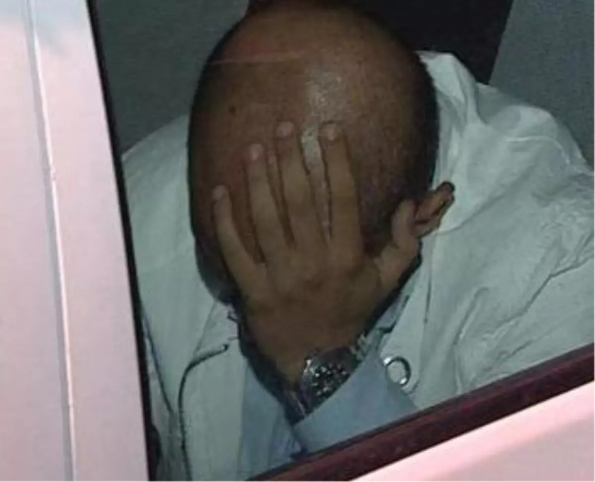 Bakırköy\'de Kaldırımda Yürüyen İki Kadına Otomobil Çarptı