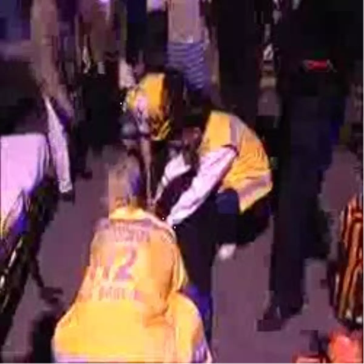 (Ek Bilgilerle Yeniden) Kaldırımda Yürüyen İki Kadına Otomobil Çarptı