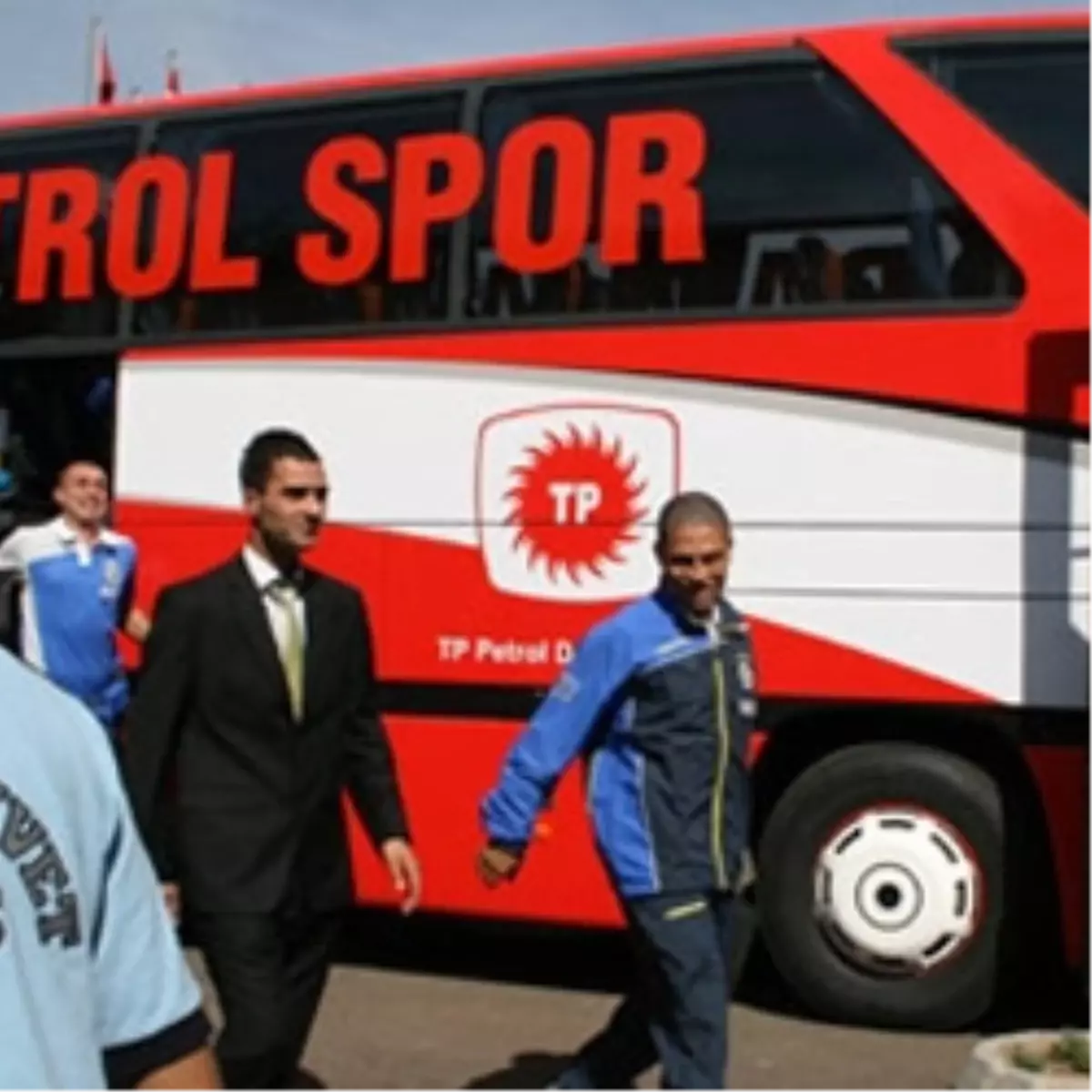 Fenerbahçe Otobüsü Taşlandı!