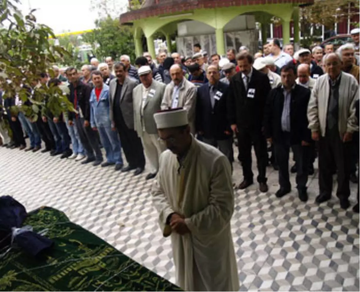"Olacak O Kadar" Ekibinden Tiyatrocu Mehmet Güney, Son Yolculuğuna Uğurlandı