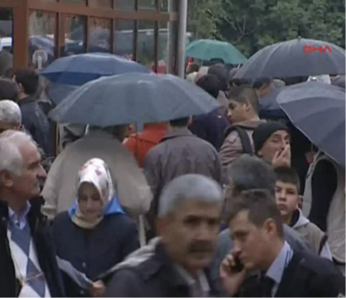 Yağmur Altında Çileli Bekleyiş