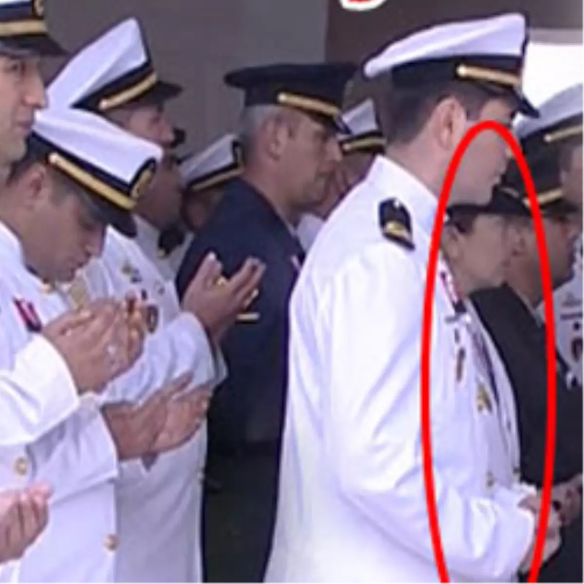 Kadın Subay Saf Tuttu!