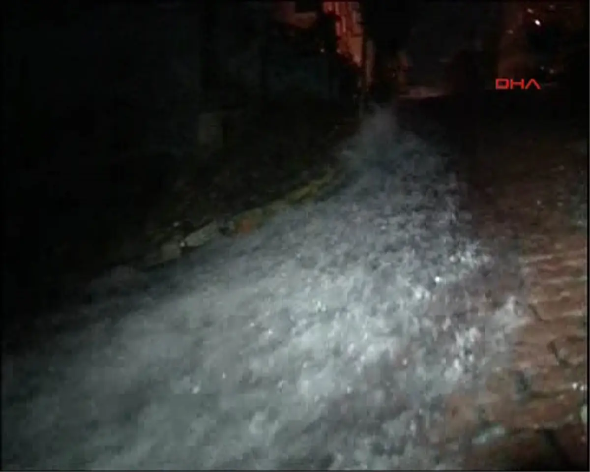 Sokak Dereye Döndü