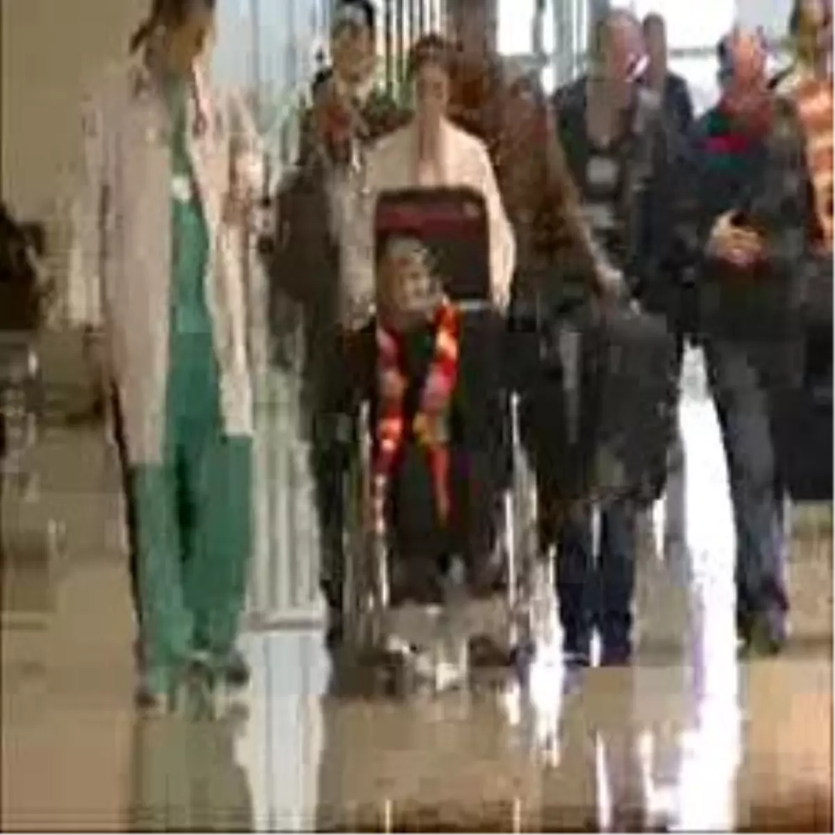 105 Yaşındaki Galatasaraylı Fatma Nine İstanbul\'a Geldi