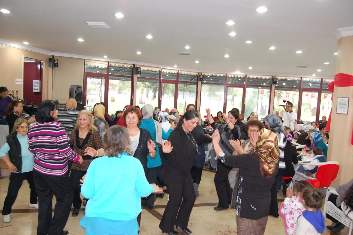 
Bağlarbaşı Mahallesi Bayanları Matinede Bir Araya Geldi