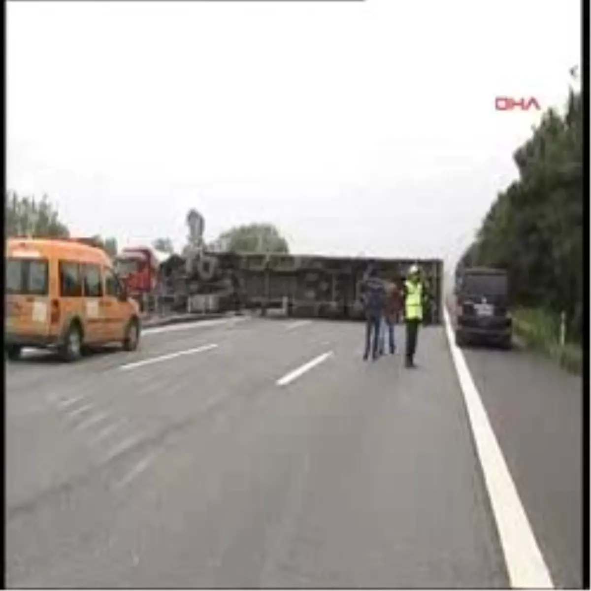 Devrilen TIR, TEM\'i Ulaşıma Kapattı