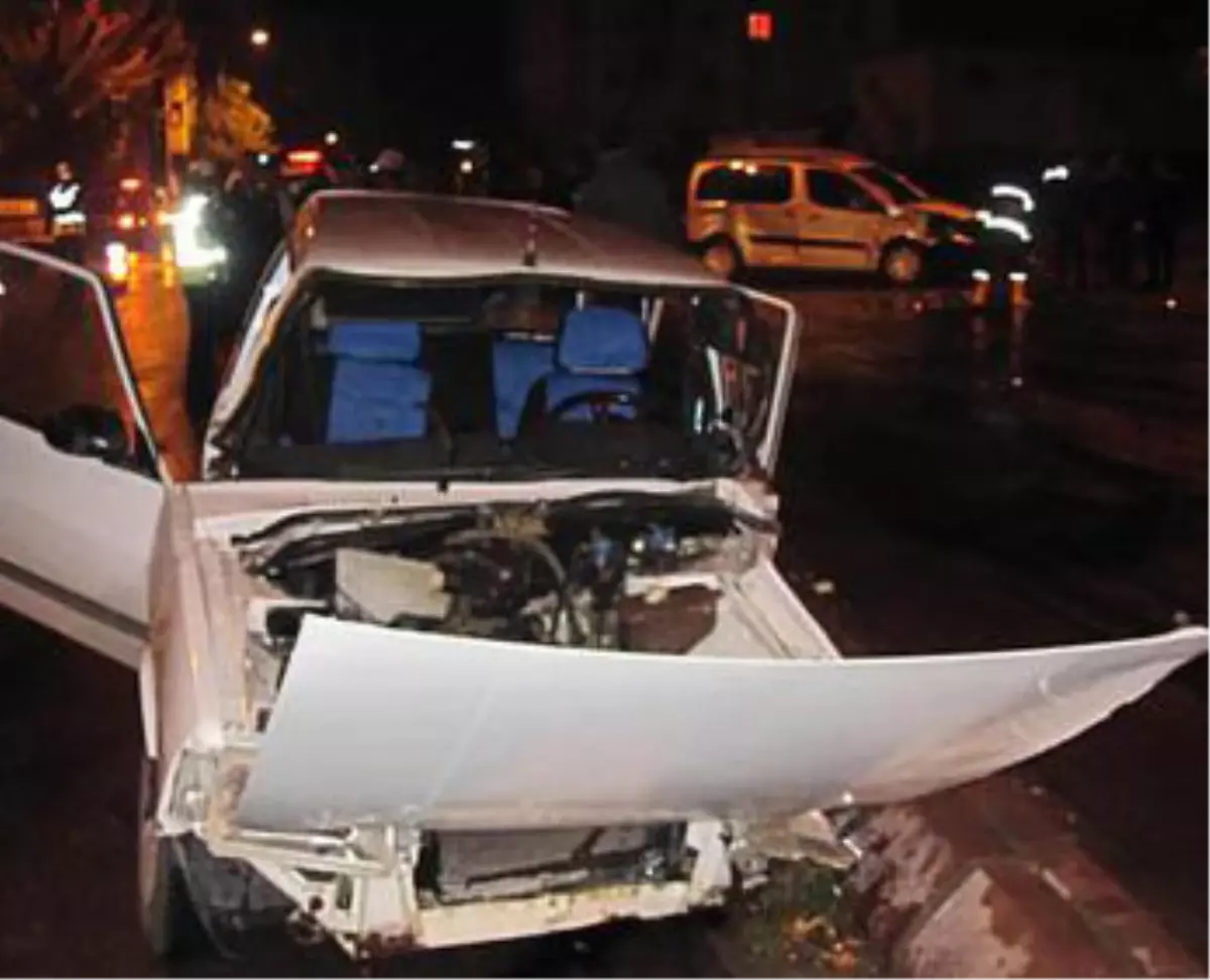 Sivas\'ta İki Otomobil Çarpıştı: 10 Yaralı