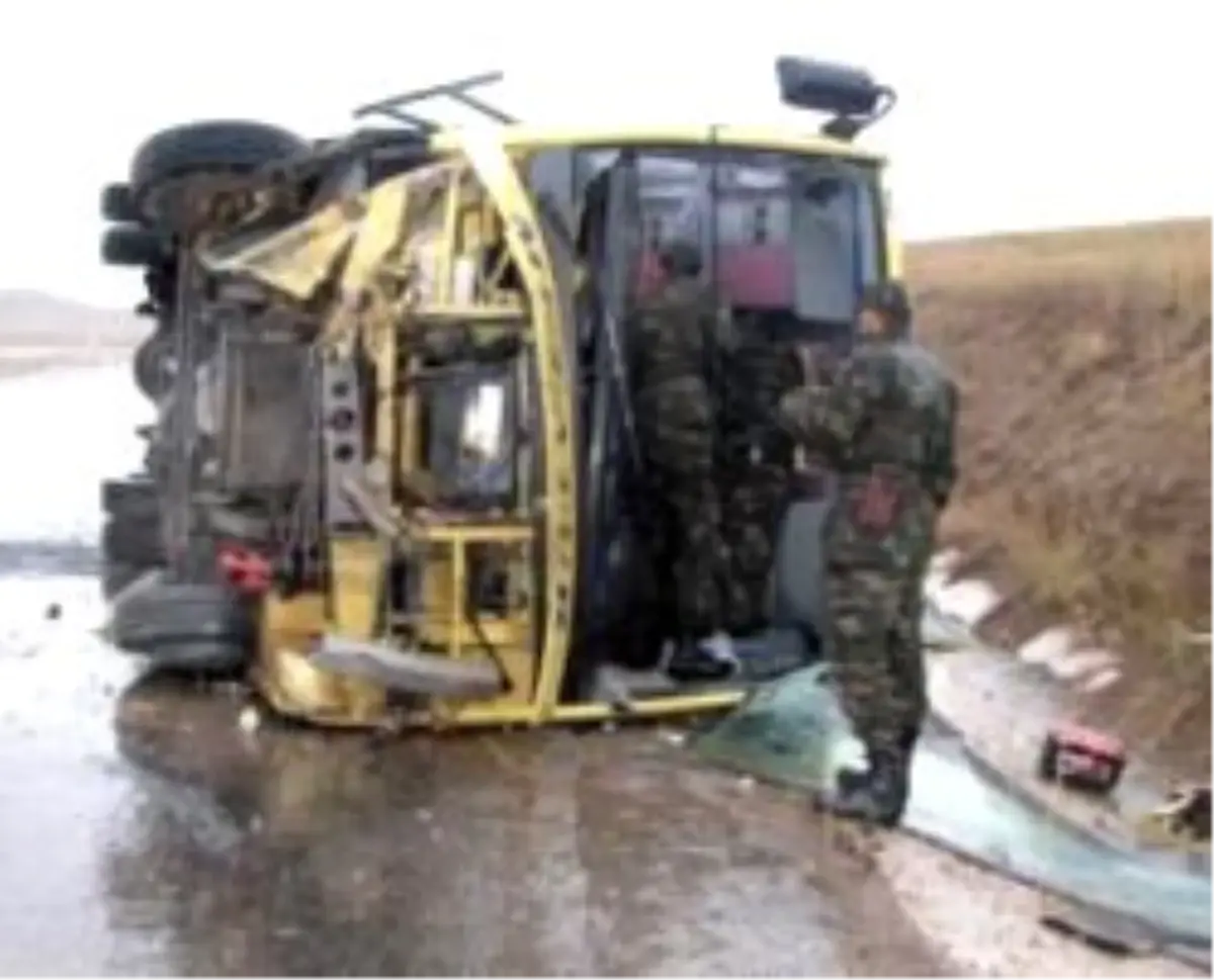 Minibüs Yolda Devrildi