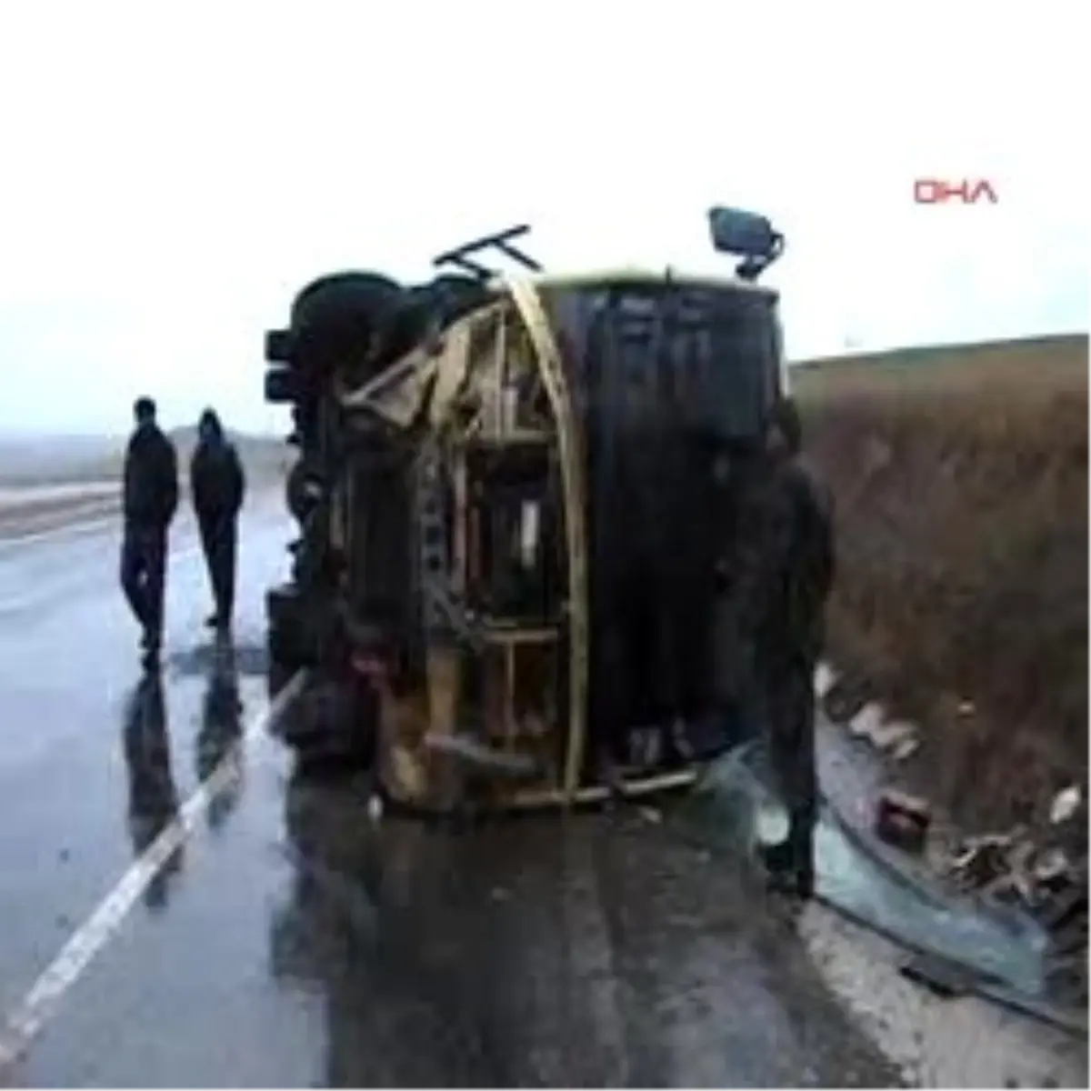 Midibüs, Yağmurda Kayganlaşan Yolda Devrildi: 8 Yaralı