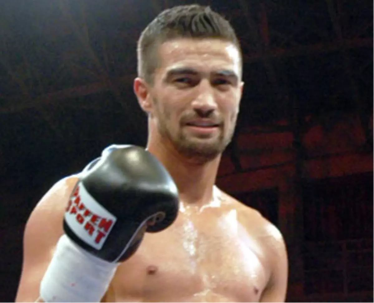 Türk Boksör Mahir Oral, Dünya Şampiyonluğu İçin Ringe Çıkıyor