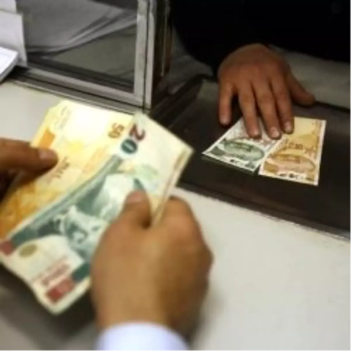 "Yükselen Lira Türkiye\'yi Parlatıyor Ama Cari Açık Hızla Genişliyor"