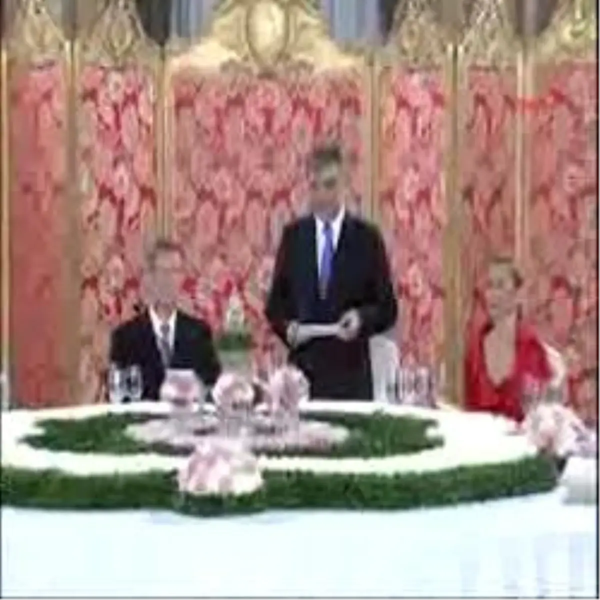 Wulff Onuruna Yemek Verdi