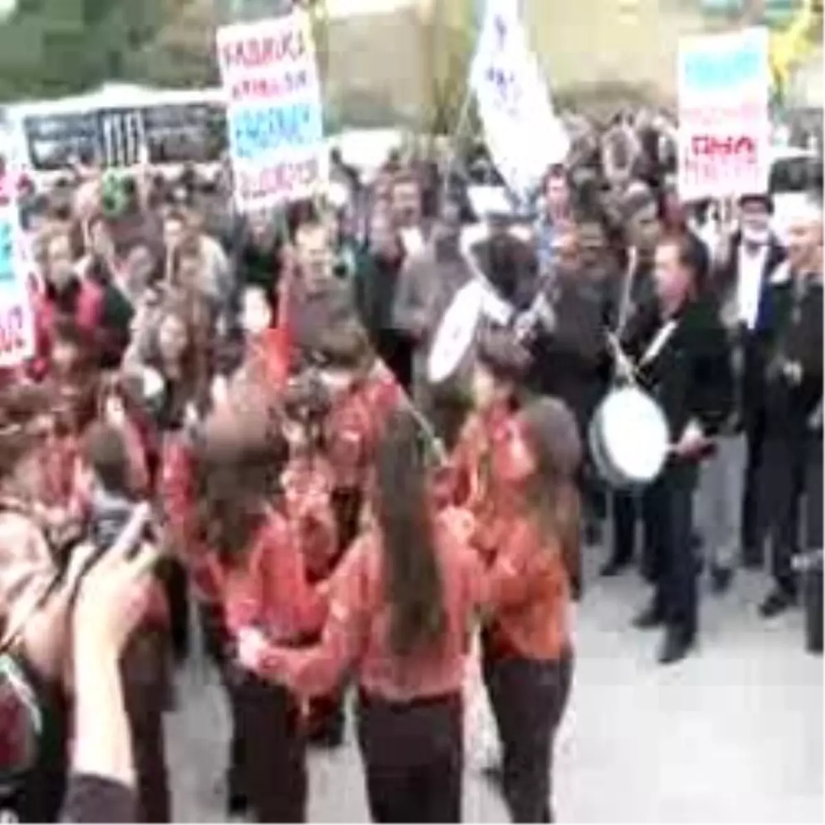 Ağızlarında Maske Olan 5 Bin Kişi Yol Kapattı
