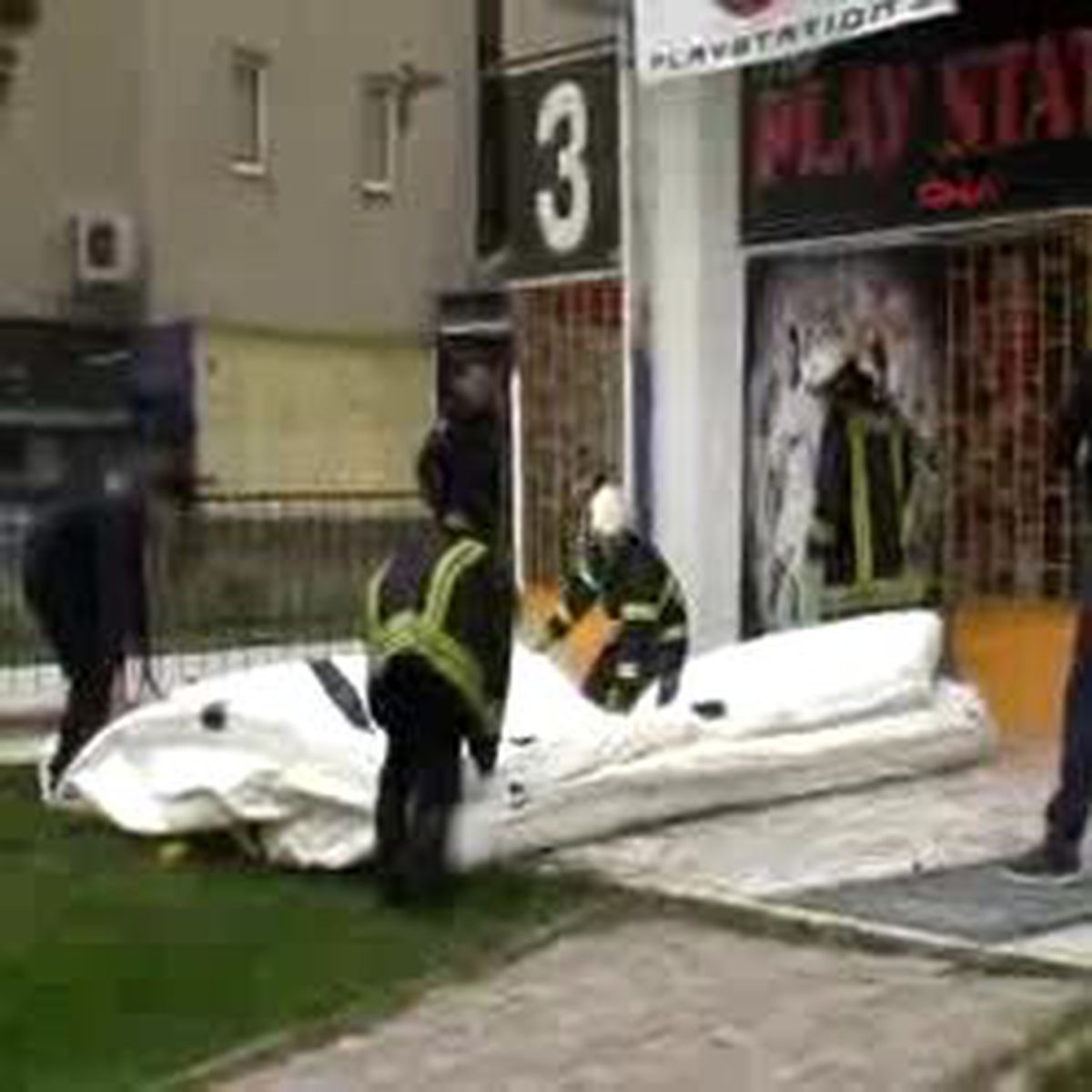 Krize Giren Bunalımlı Genç, Annesini Dışarı Atıp Kendini Eve Kilitledi