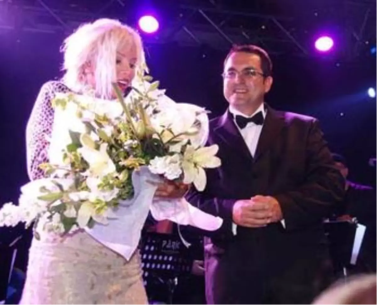 Ajda Pekkan Genç İşadamları İçin Sahneye Çıktı