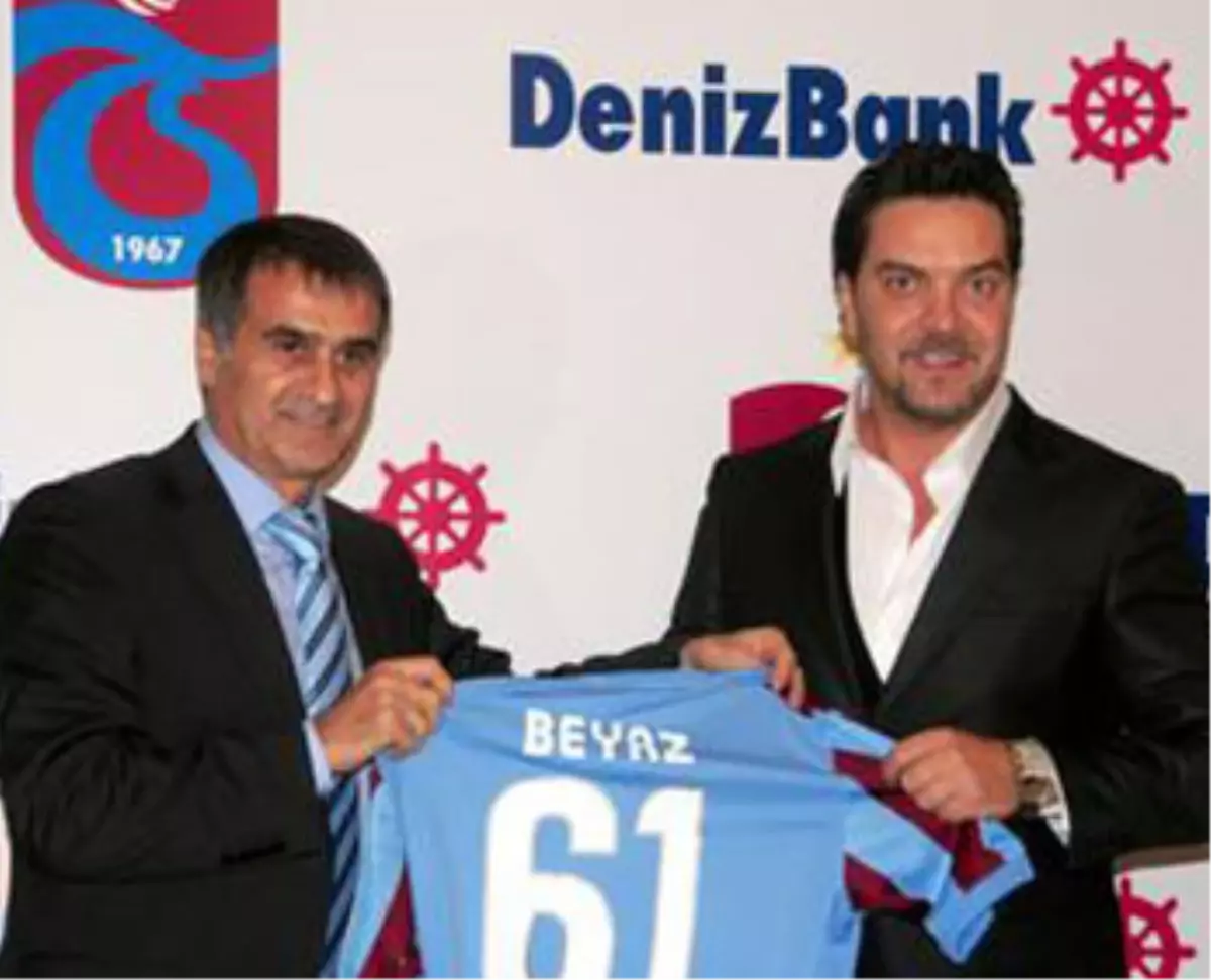 İmza Töreninde Beyaz Şov