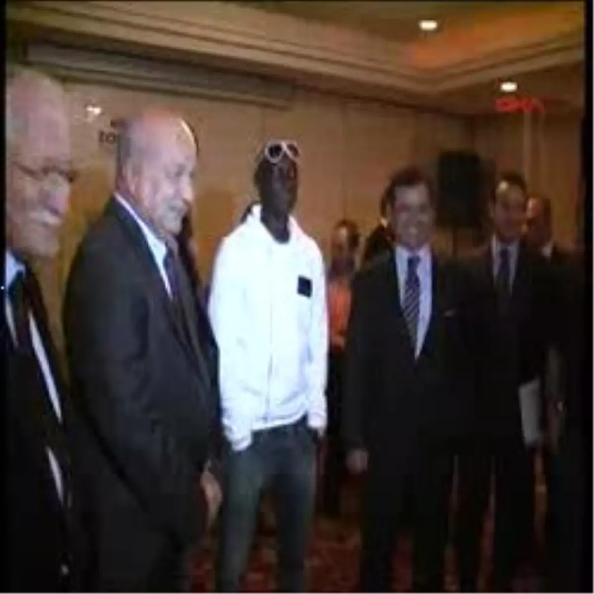 İmza Töreninde Beyaz Şov