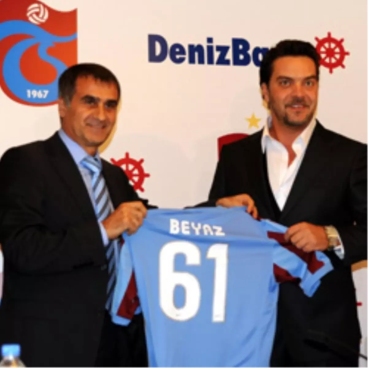 Trabzonspor\'un İmza Töreninde Beyaz Şov