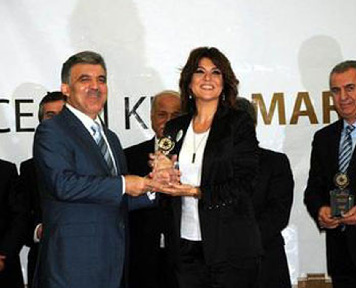 Gül, Gülben Ergen'e Plaket Verdi