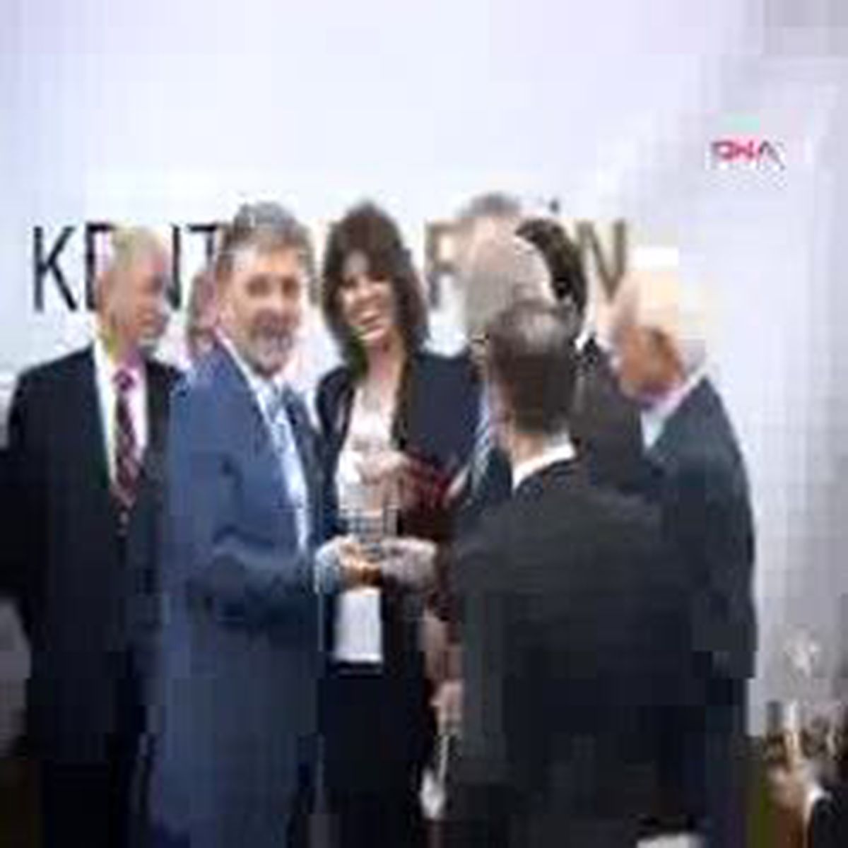 Cumhurbaşkanı Gül, Gülben Ergen'e Plaket Verdi